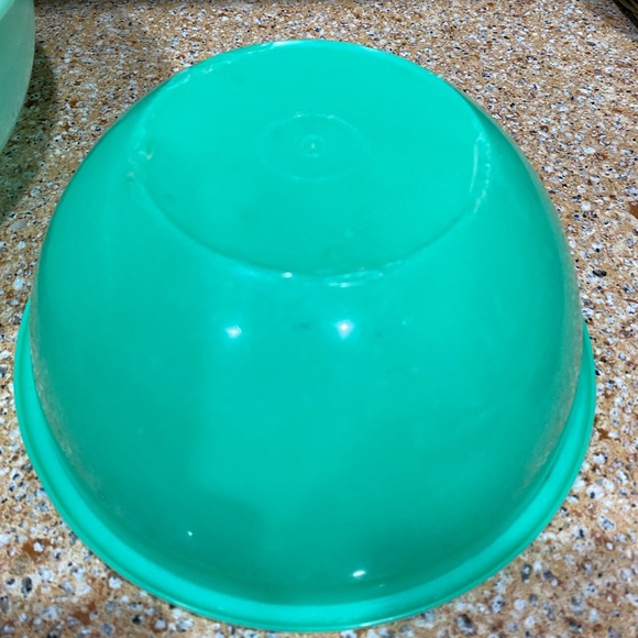 Large and small green vintage Tupperware bowls - Picture 6 of 7